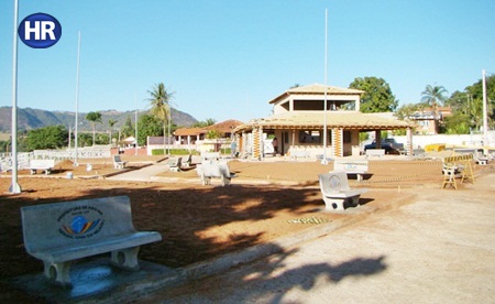PRAÇA DE LAZER DA PONTA DA PRAIA RECEBE POSTES E BANCOS